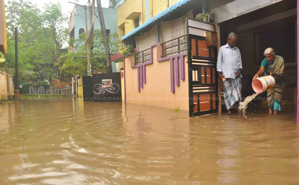 People staggering in the flood .. Request to take action!