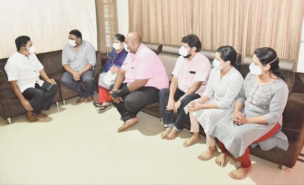T. T. V. Dhinakaran met the Vetrivel family - ammk -