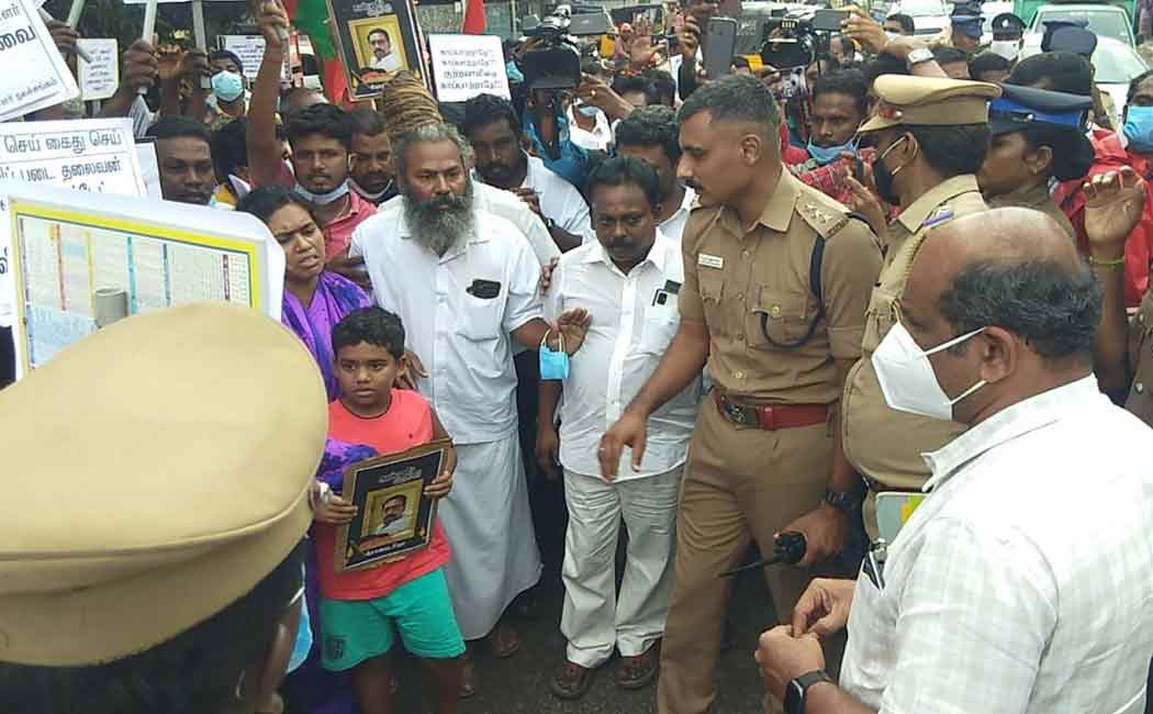 Relatives involved in the struggle to refuse to get the body