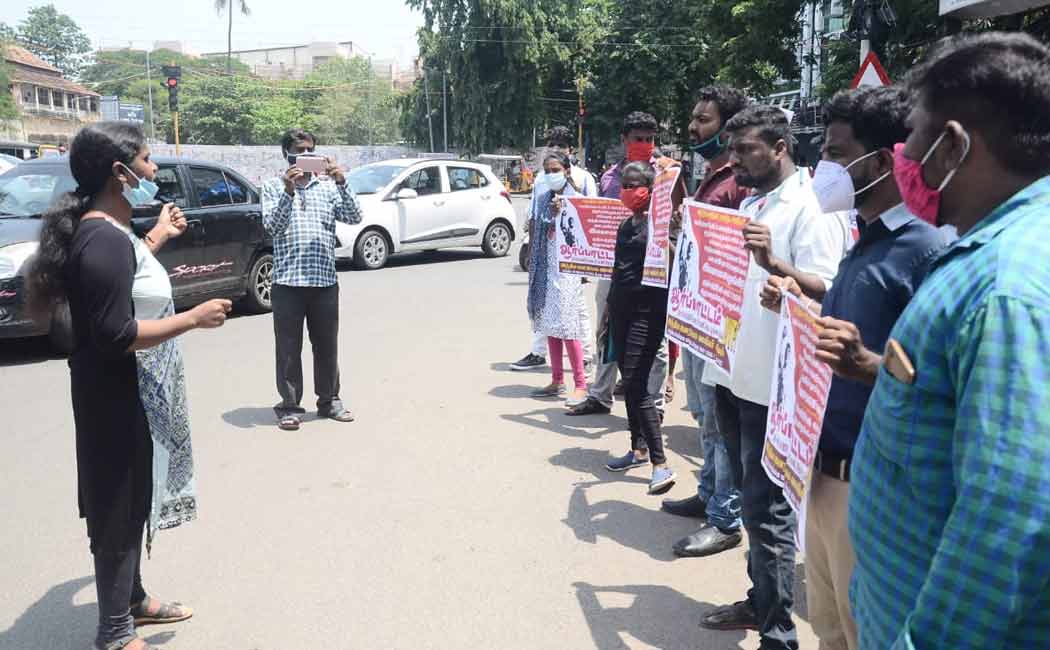Corona relief Youths protest in Chetput