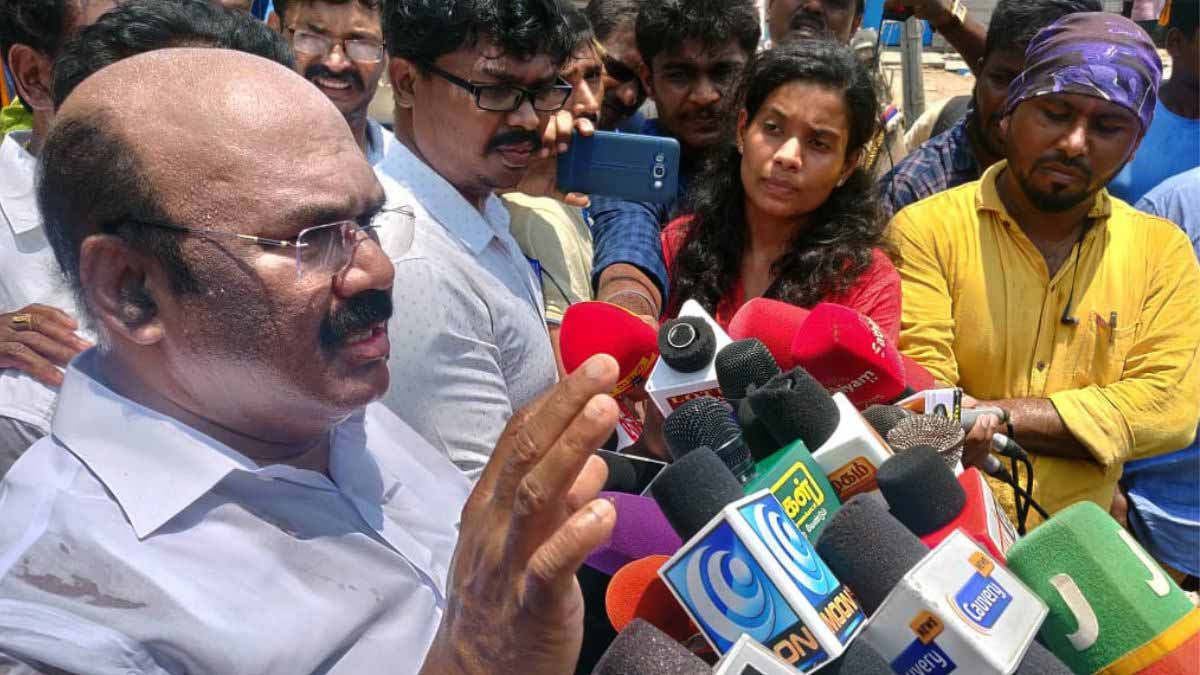 'Father and son take turns praising each other' - ADMK Jayakumar