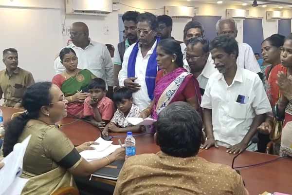 Narikuravar people dharna at Pudukkottai Collectorate
