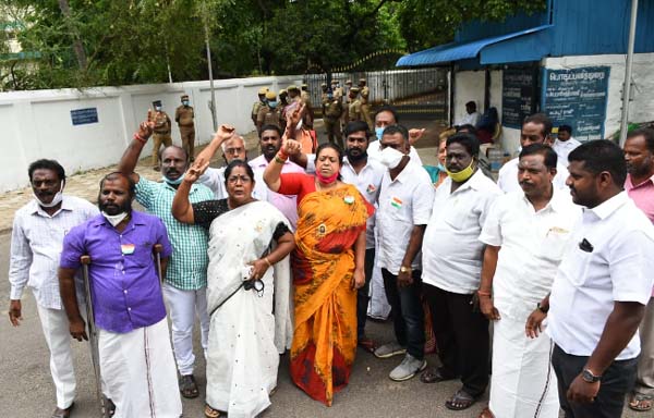 admk cm candidate issue - o panneerselvam house