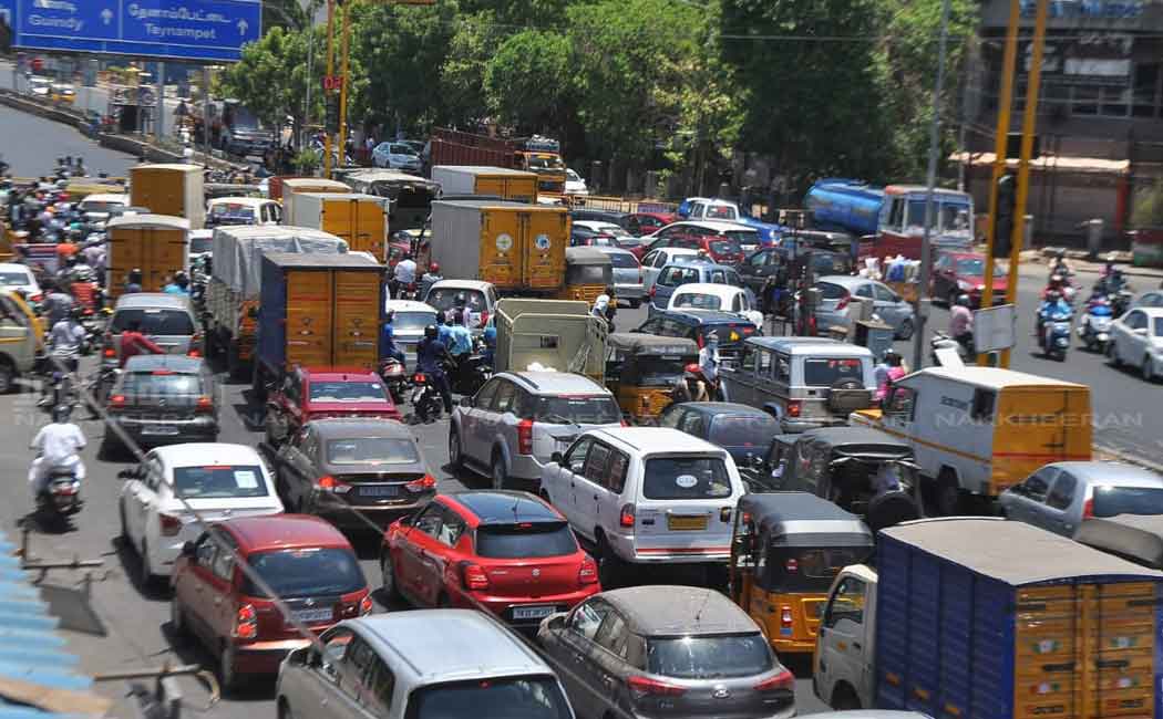 Vehicles that went through the crowd; Detained policemen