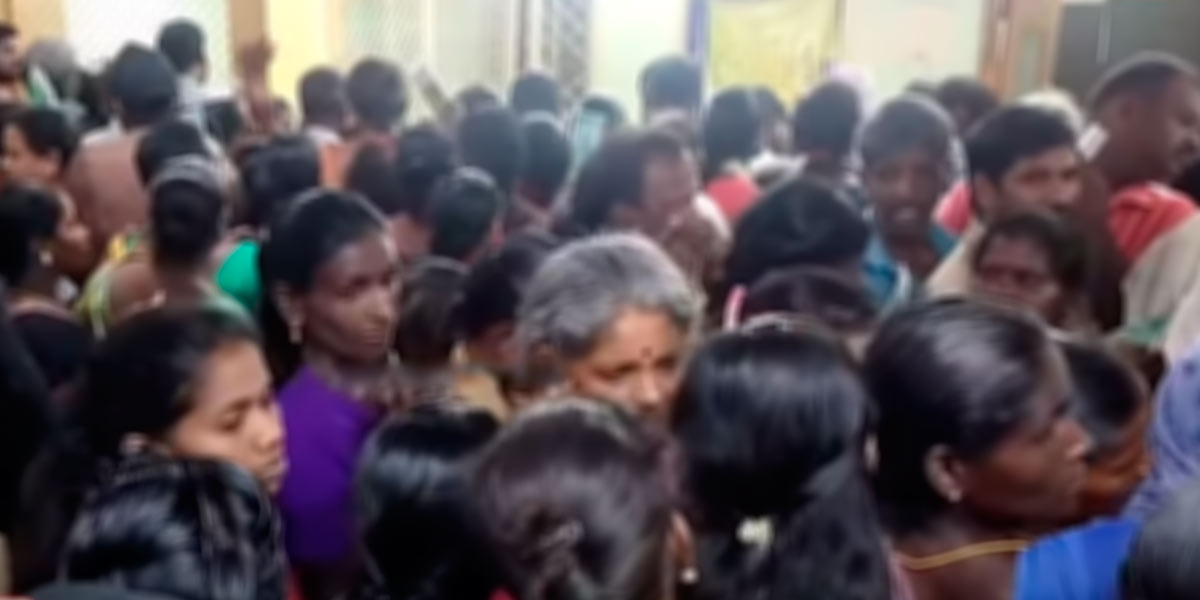 Has 1000 rupees arrived?- A crowd of women choked the bank due to congestion
