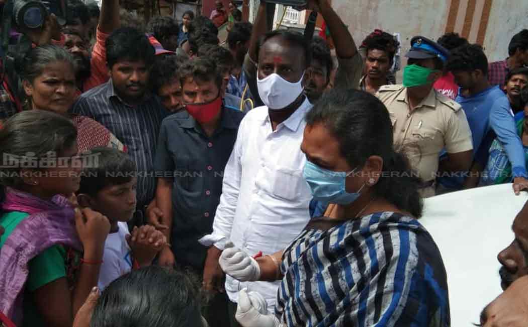 Premalatha Vijayakandh met the people at the Chemmancheri fisherman's residence and distributed food items