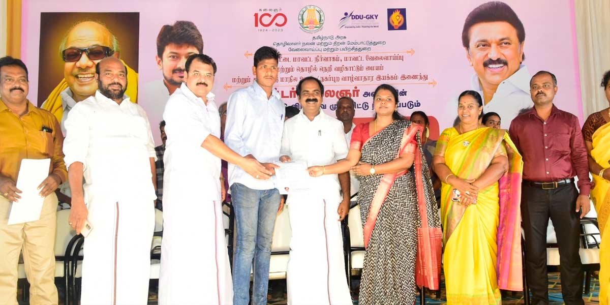 Employment camp attended by 2700 people; Minister Meiyanathan who issued the work orders
