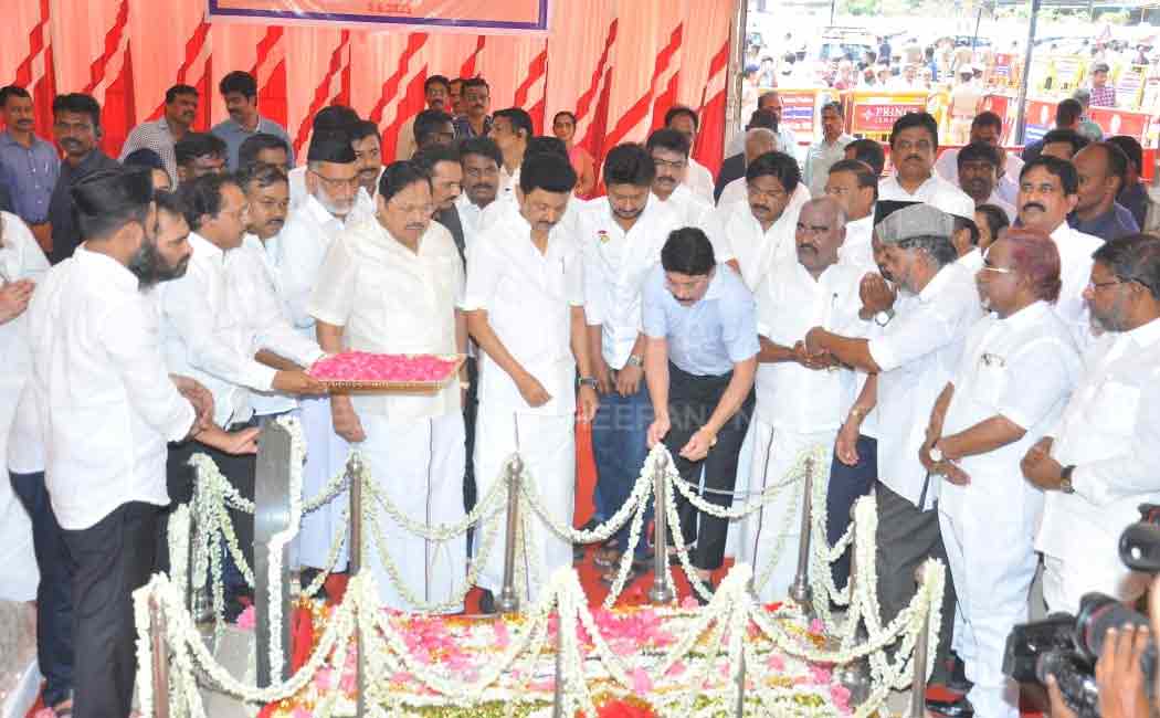 Chief Minister mk stalin lays flowers at Kaidemillath's memorial