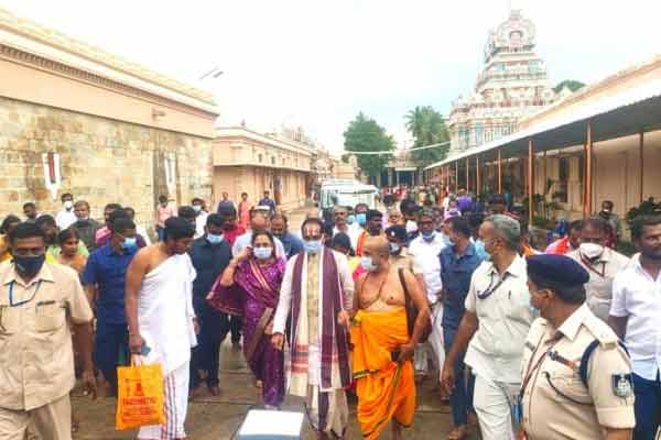 MP Chief Minister who worshiped at Trichy Srirangam temple.!