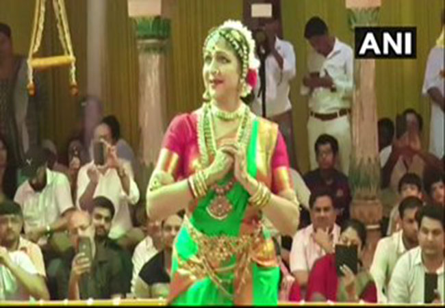 BJP UP STATE MADHURA MP HEMA MALINI Bharatanatyam IN KRISHNA TEMPLE VIDEO