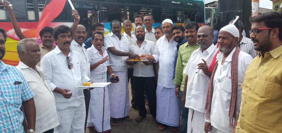 Youth team post for Udayanidhi ;Sweets to the public at Dindigul