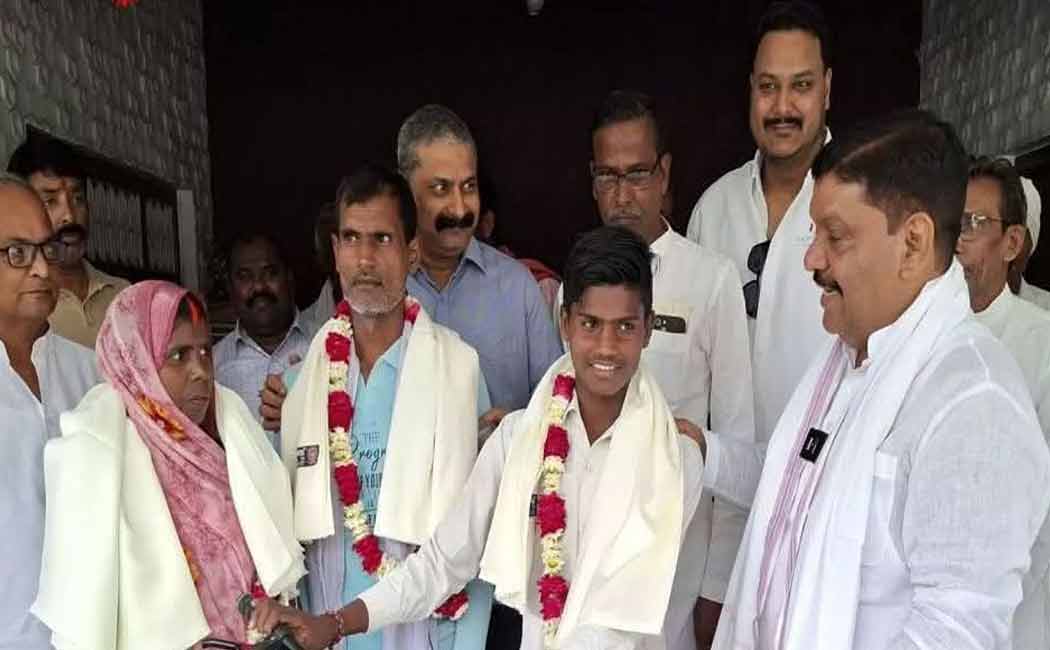 he first student to pass 10th standard in the Up village For the first time since independence