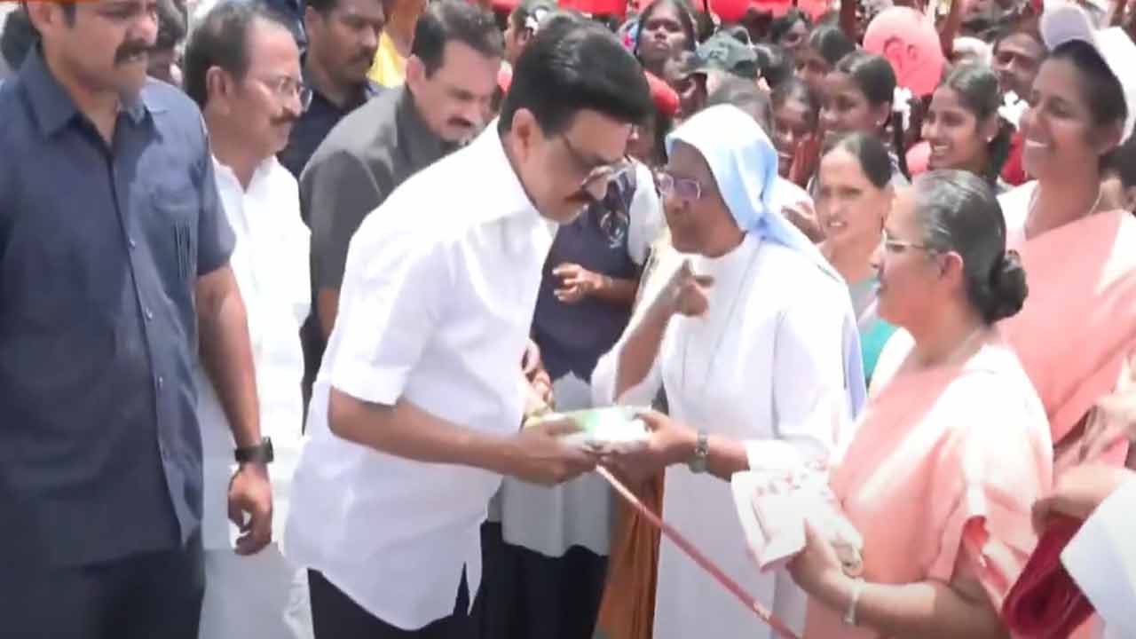 School students give enthusiastic welcome to the Chief Minister in Omalur