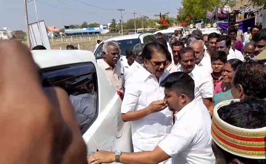 Minister's car window broken due to firecracker explosion virudhunagar