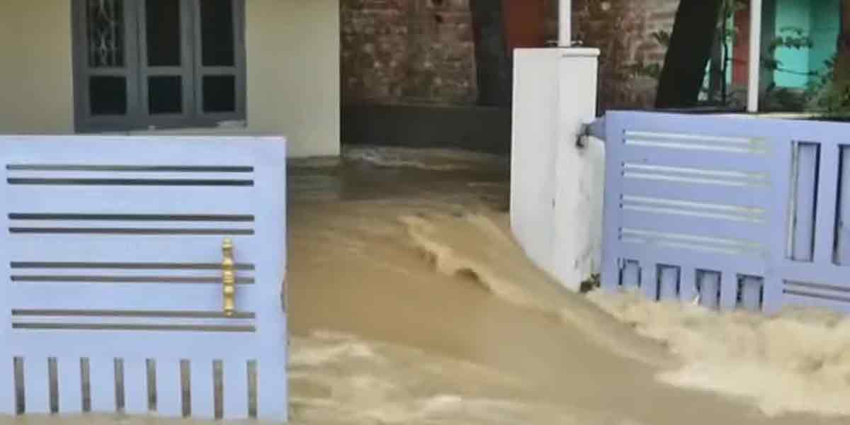 Kumari staggering in the flood ... 2 National Rescue Troops Quick!