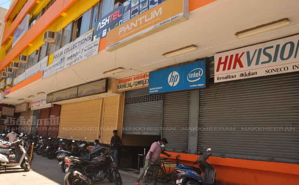 All shops in Puthuppettai completely closed