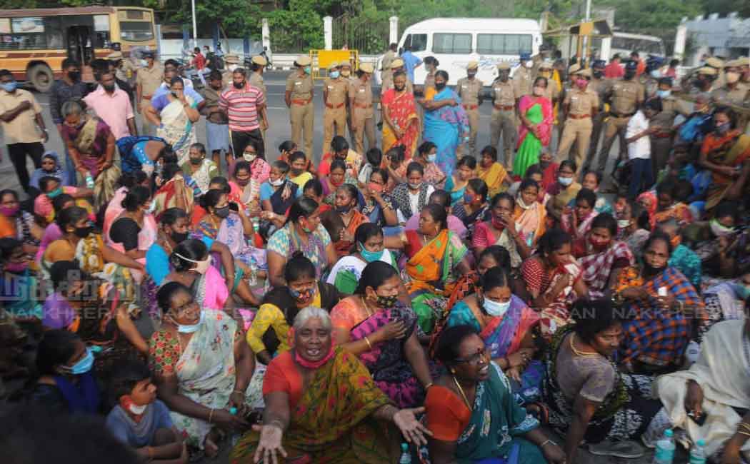 Marina traders involved in road blockade