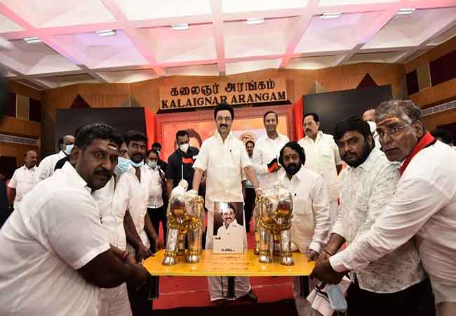 DMK presents elephant statue to Chief Minister Administrator!