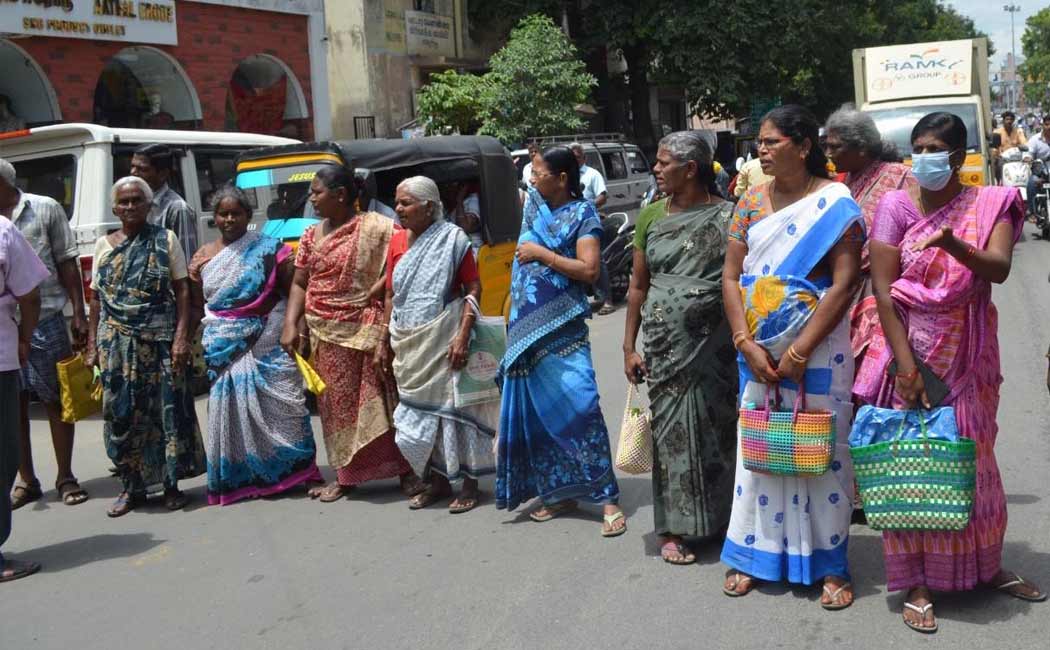 Women suddenly blocked the road demanding magalir urimai thogai