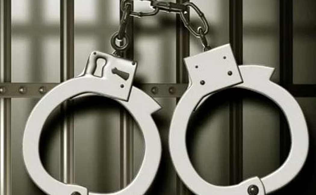 Three people, including a woman, were arrested for selling cannabis at a beauty salon