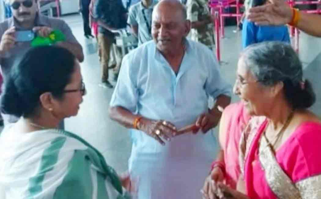mamta banerjee gifts yasodhaben patel on modi birthday