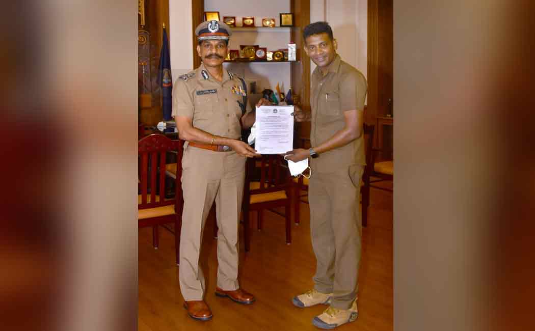 Tamil Nadu DGP congratulates auto driver