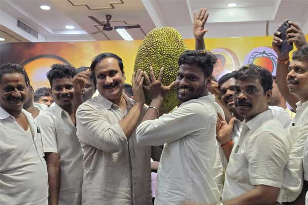 PMK members teased Anbumani
