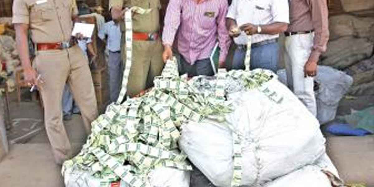 association with drug trafficking gangs; Two people, including the SI, have been dismissed!