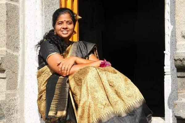 Writer A. Vanilla receives pudhumai pithan padaipilakiya award by SRM