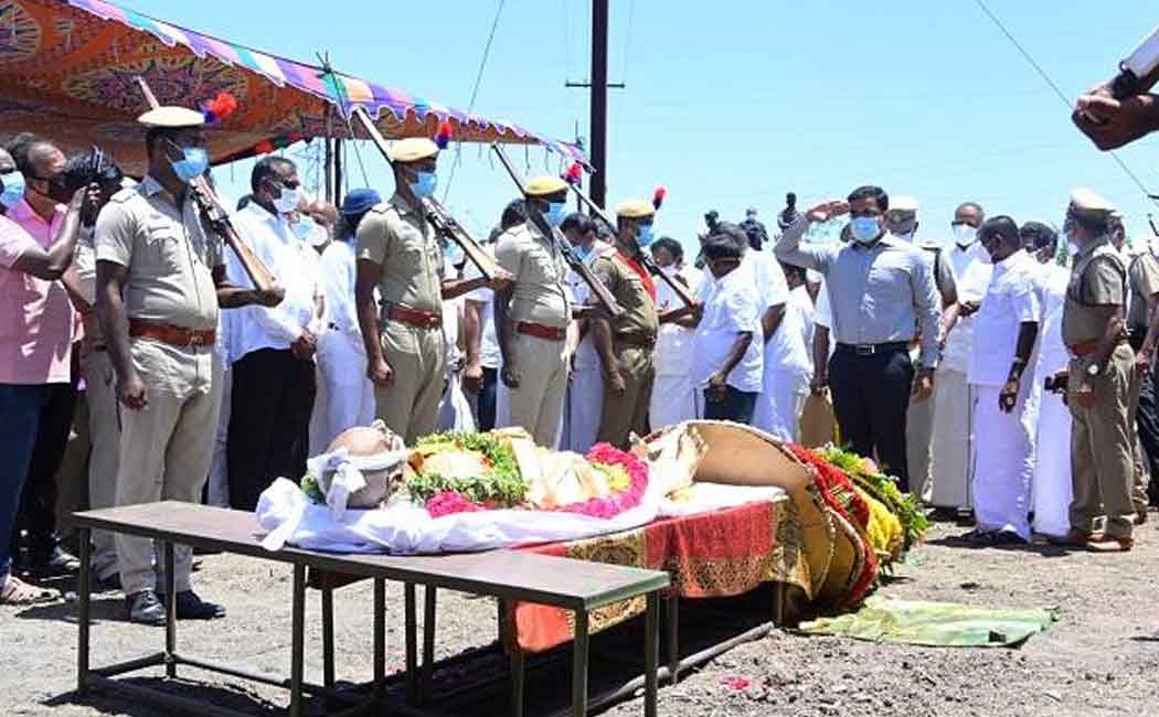 Kanimozhi MP Pays homage to Ki.Ra.