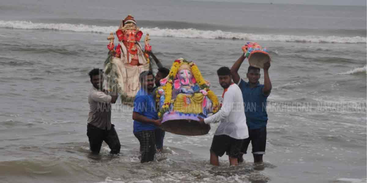 Ganesha statues dissolved in the sea (pictures)