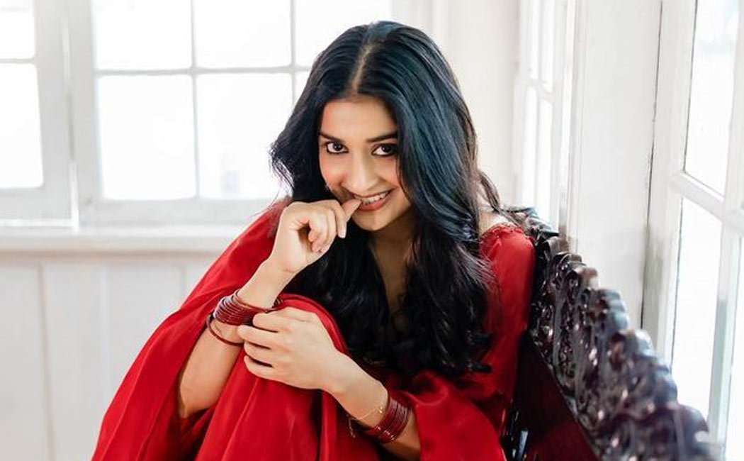 After a decade Meera Jasmine make his re entry in tamil and telugu