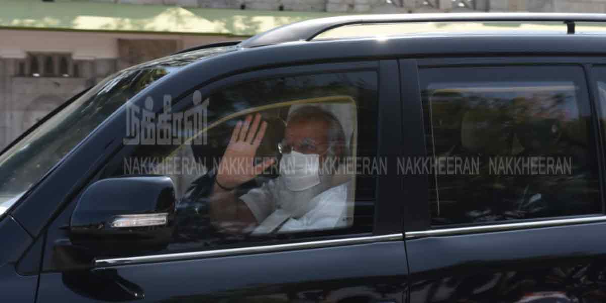 Welcome with art shows ... Modi signing from the car ... (Pictures)