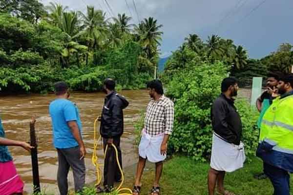 Those who went to work trapped in the wild floods!