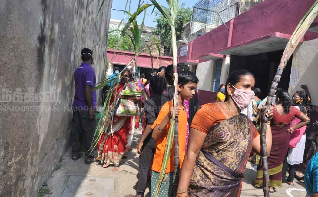Crowds at ration shops: Pongal package distribution begins