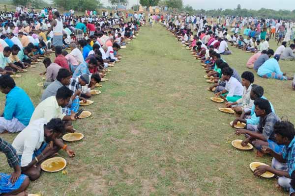 Muneeswarar the wish-fulfilling child; Devotees who put rice in the puja