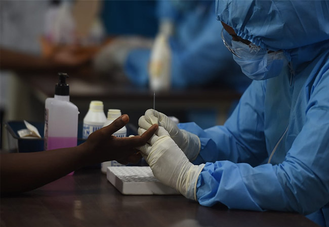 admk mla wife and daughter coronavirus admit hospital