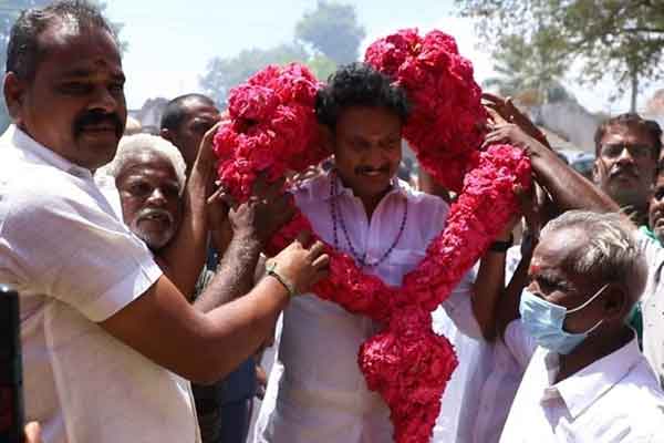 ADMK councilor to mount Chief Minister's greeting card Leadership in action!