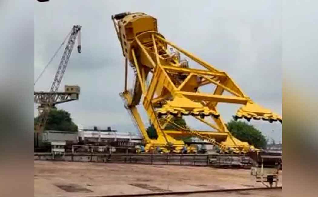 crane accident in vishakapatnam