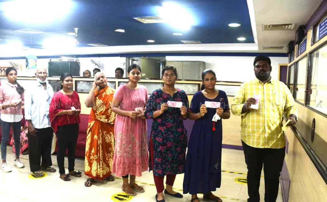 people waiting two thousand rupees note changes bank