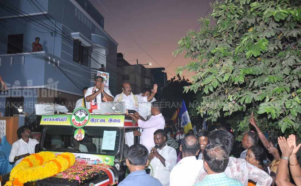 Jayakumar gathers votes by sewing clothes and supporting ADMK candidate (Pictures)