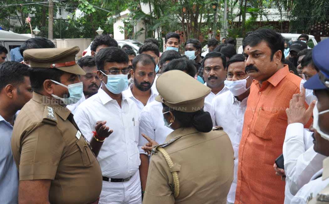 Velumani and Thangamani in front of Vijayabaskar's house!