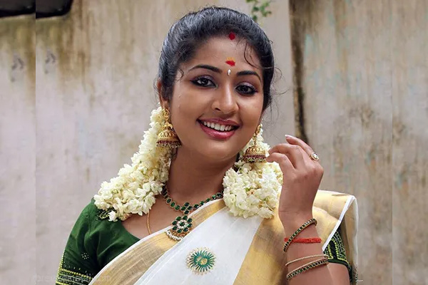 navya nair helped charity people with his saree sold