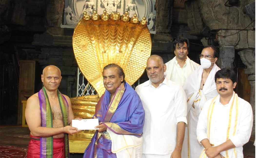 How much did Mukesh Ambani who visited the Seven Mountain Elephant donate?