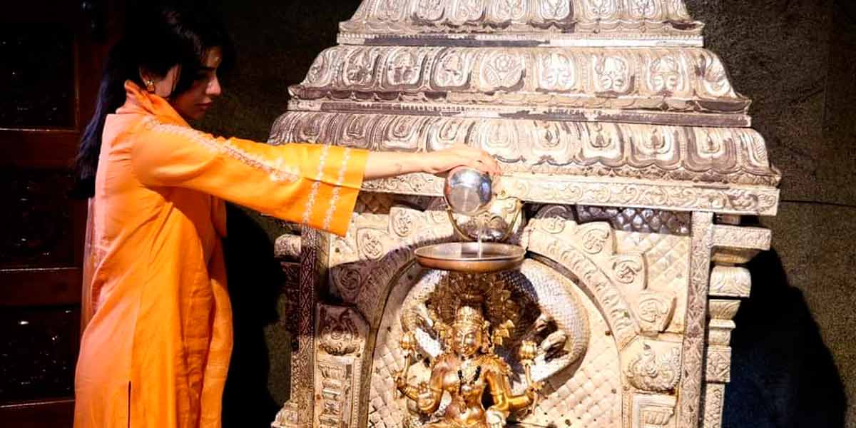 Actress Samantha Swamy Darshanam at Golden Temple