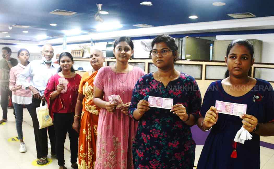 people waiting two thousand rupees note changes bank