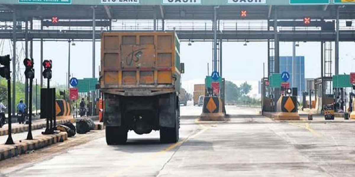 Employees sit-in struggle... Vehicles passing toll booths in free