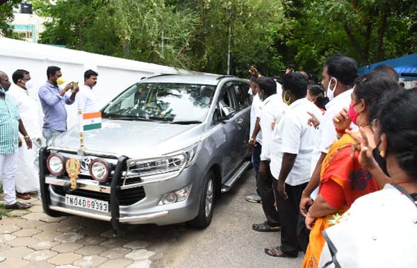 admk cm candidate issue - o panneerselvam house