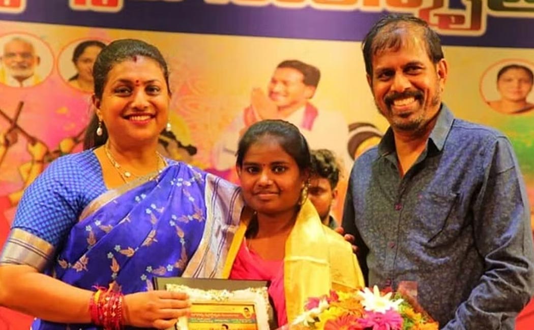 roja helped student pushpa educational fees