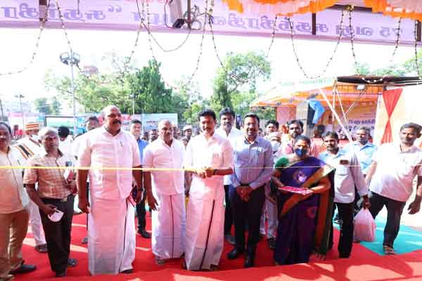 Minister Anbil Mahesh inaugurating the 'Independence Day Amuda Peruvizha' exhibition in Thanjavur